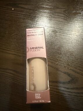 Mineral Fusion Liquid Foundation - Neutral 2 Light